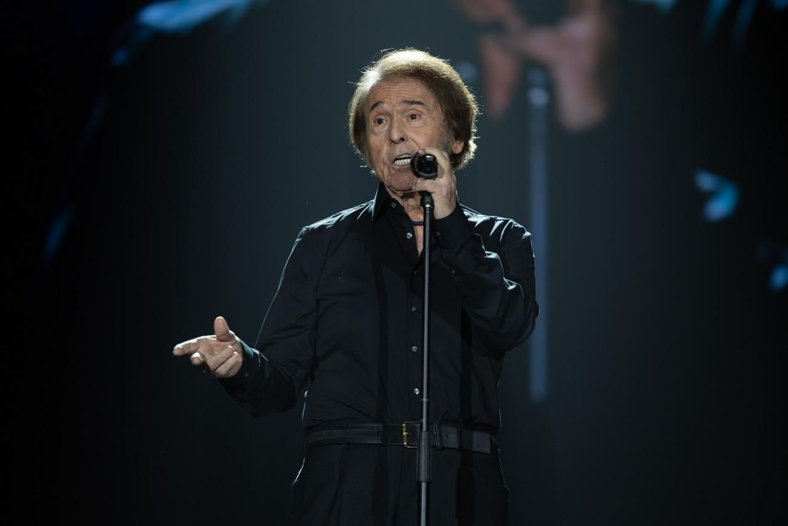 Así se disfruta en Jaén del concierto de Raphael, "Raphaelísimo"