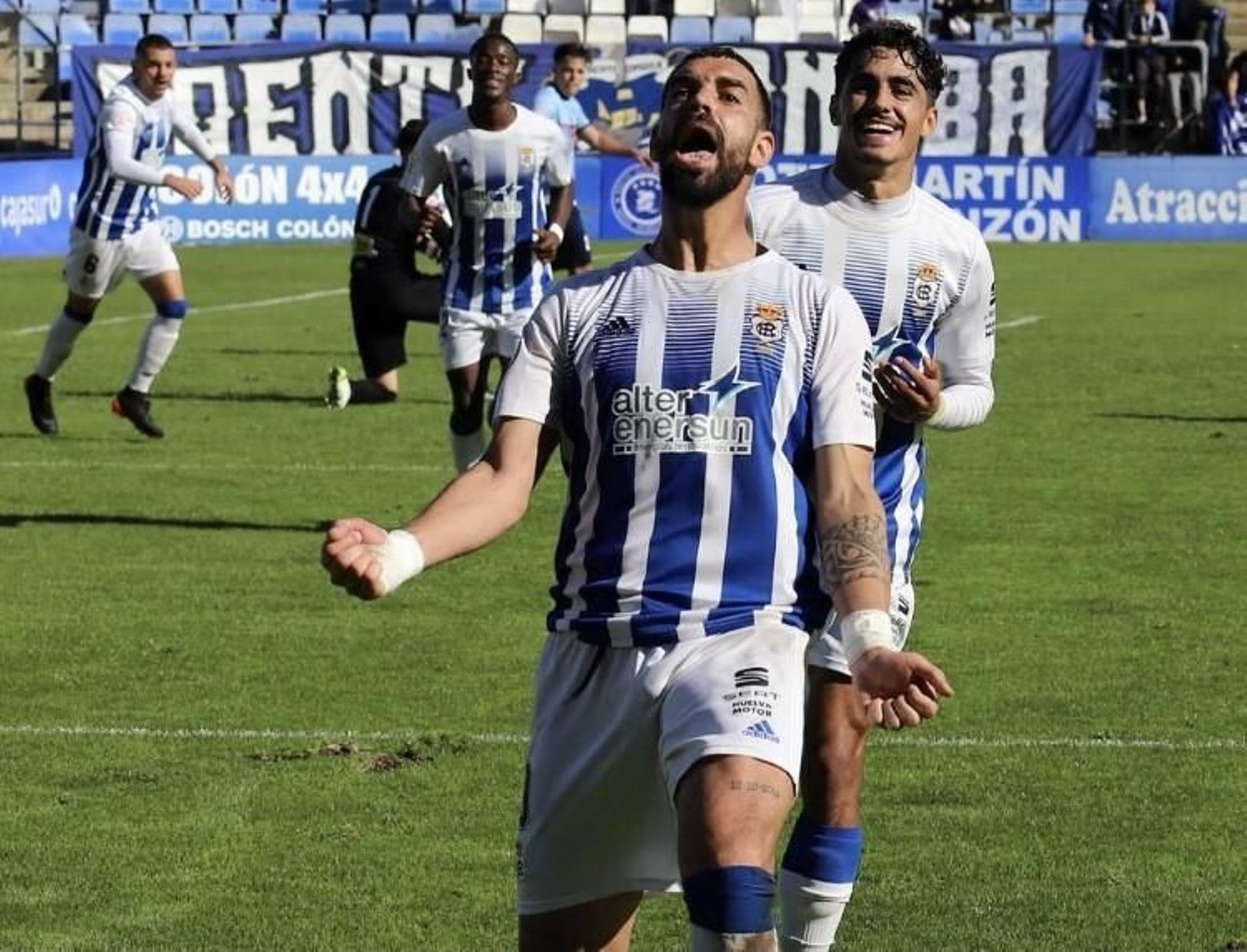 El Decano estará un mes sin festejar los goles de Juan Delgado.