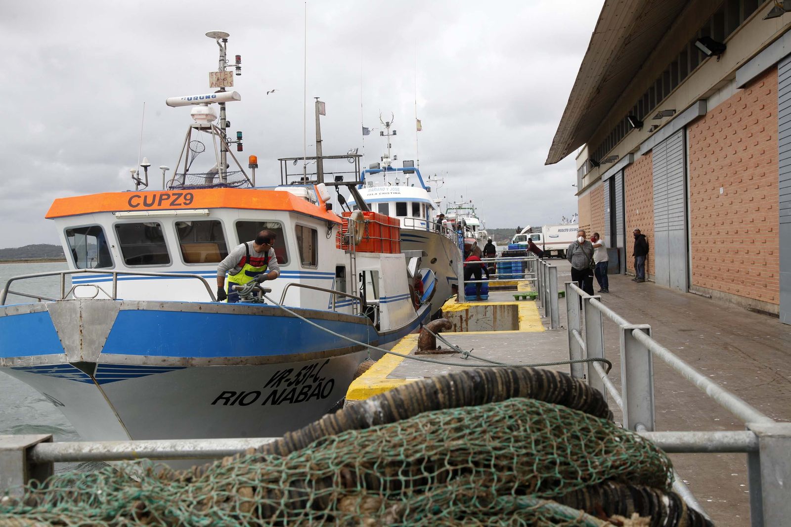 Descarga de capturas pesqueras en el puerto de Isla Cristina .