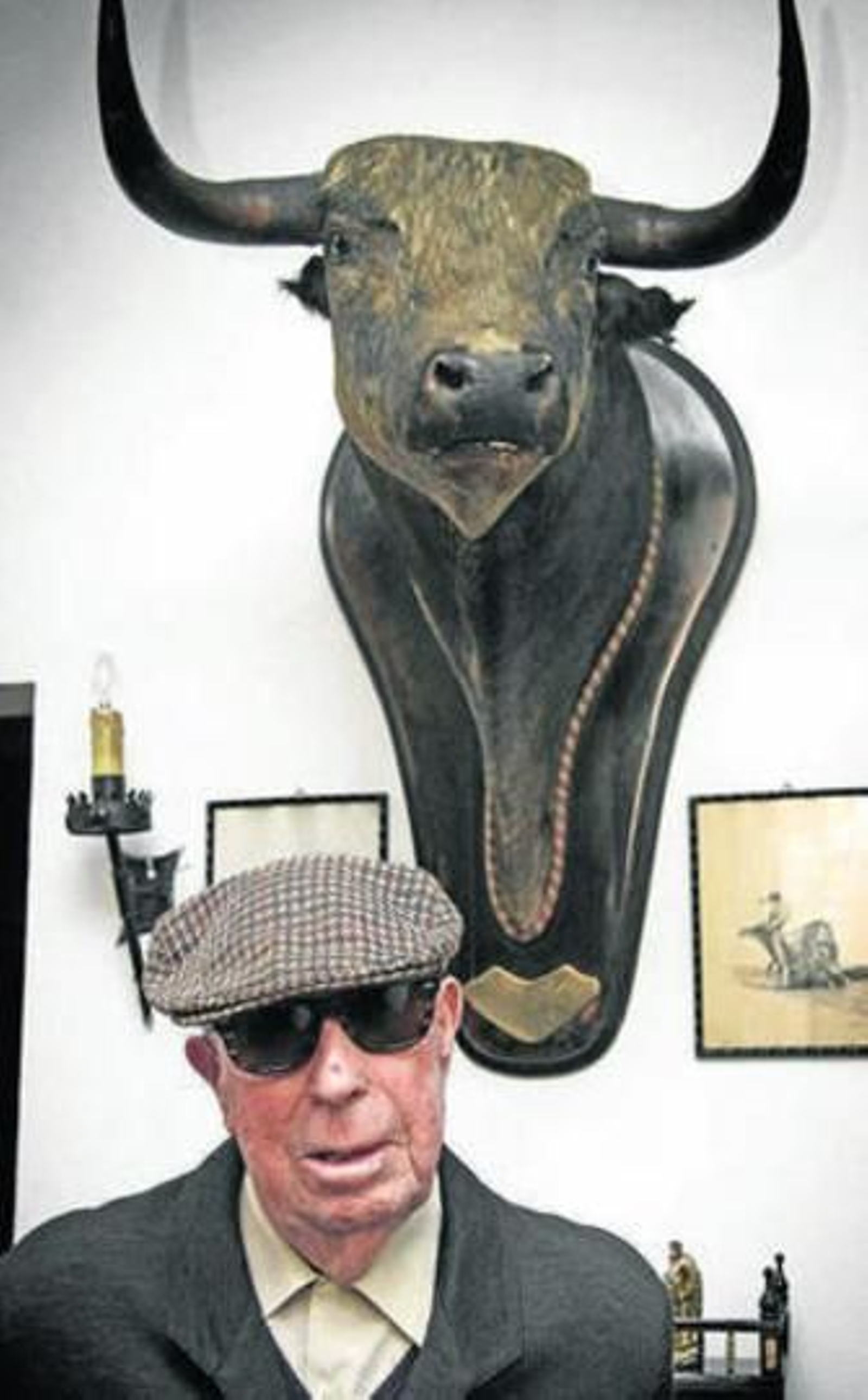 El maestro en su casa de Nervión, delante del astifino 'Gaspacho'