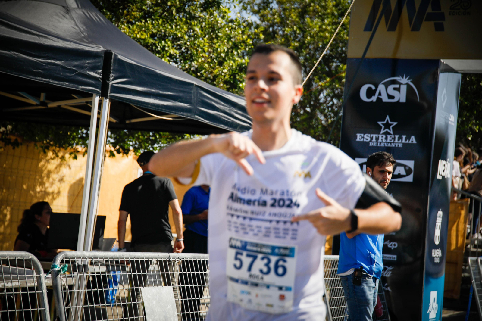 Imágenes de la llegada de la Media maratón Ciudad de Almería