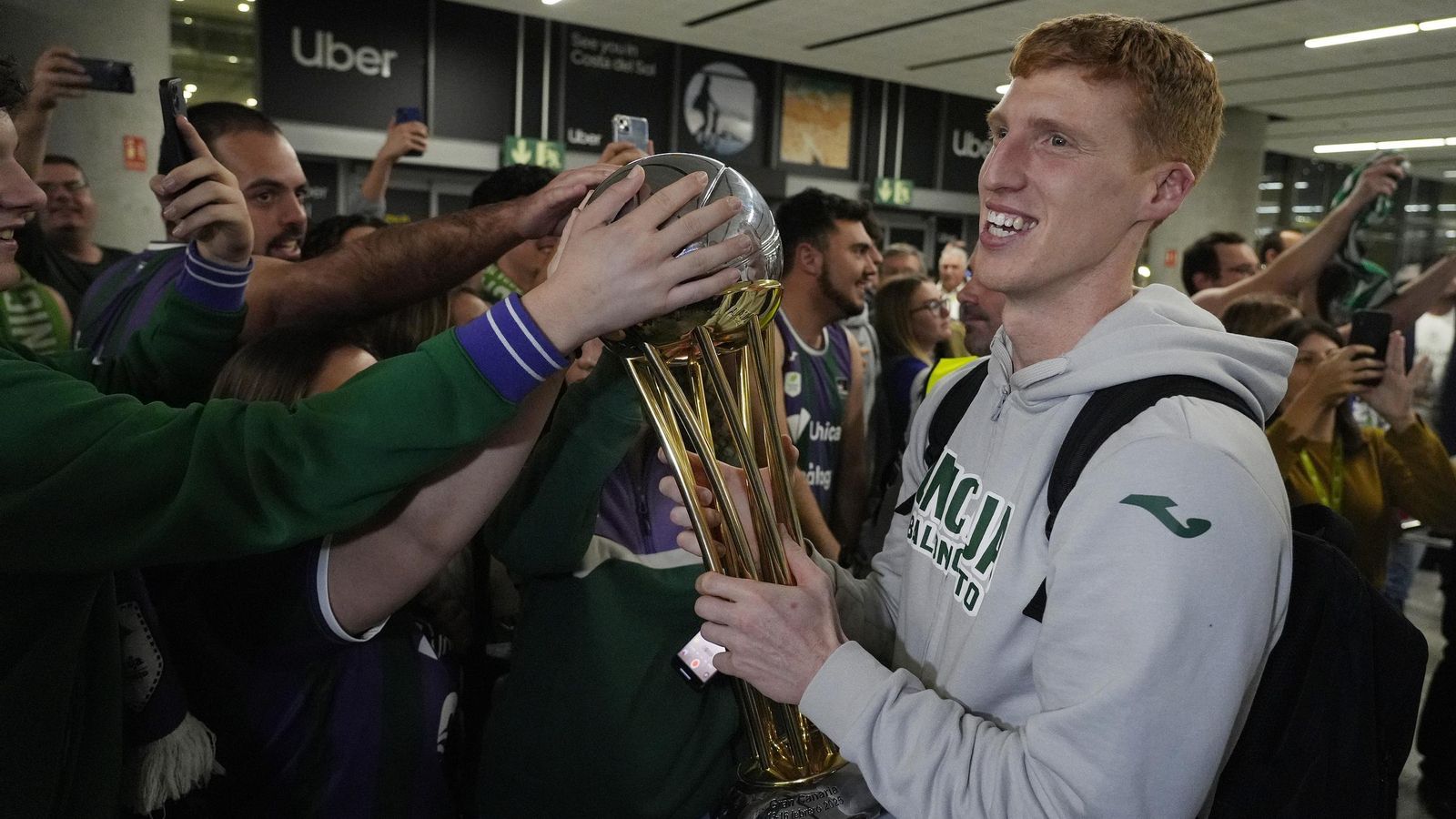 Alegría y éxtasis en la llegada del Unicaja al aeropuerto