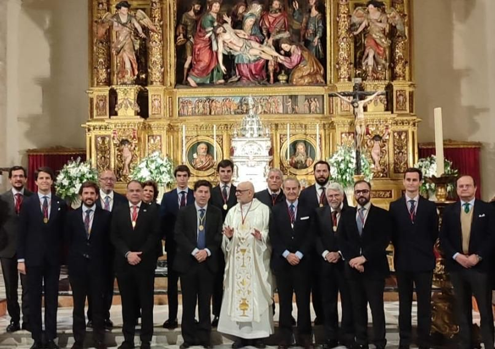 La nueva junta, tras jurar sus cargos ante el retablo mayor