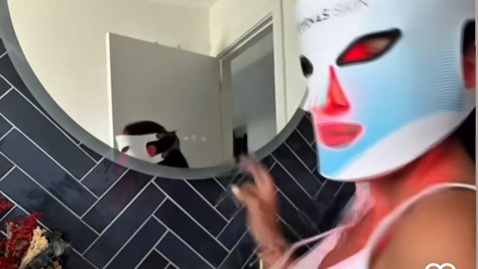 Isa Pantoja en pleno cuidado facial en su casa de El Puerto Isa Pantoja en pleno cuidado facial en su casa de El Puerto