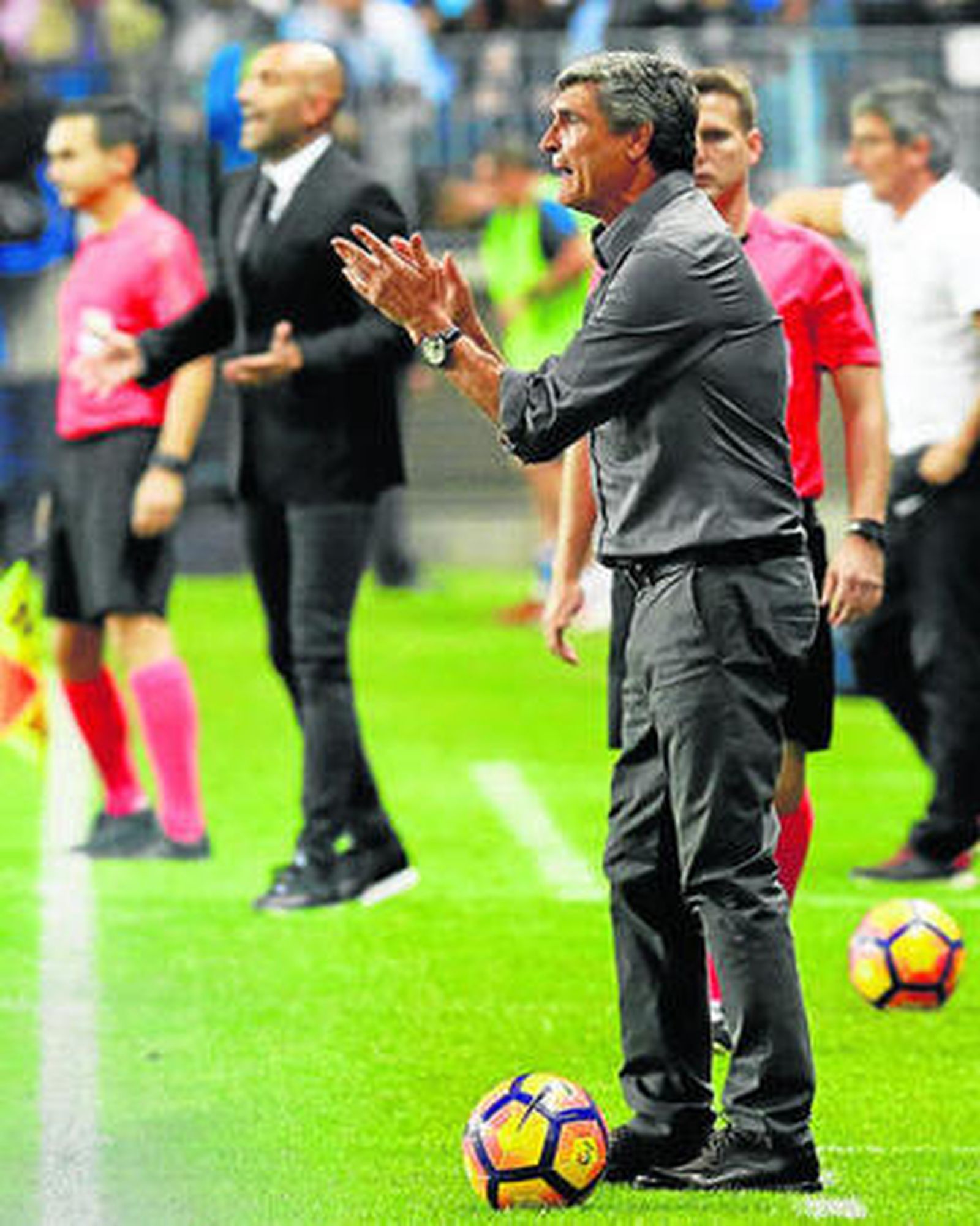 Juande Ramos anima a sus jugadores desde el área técnica.