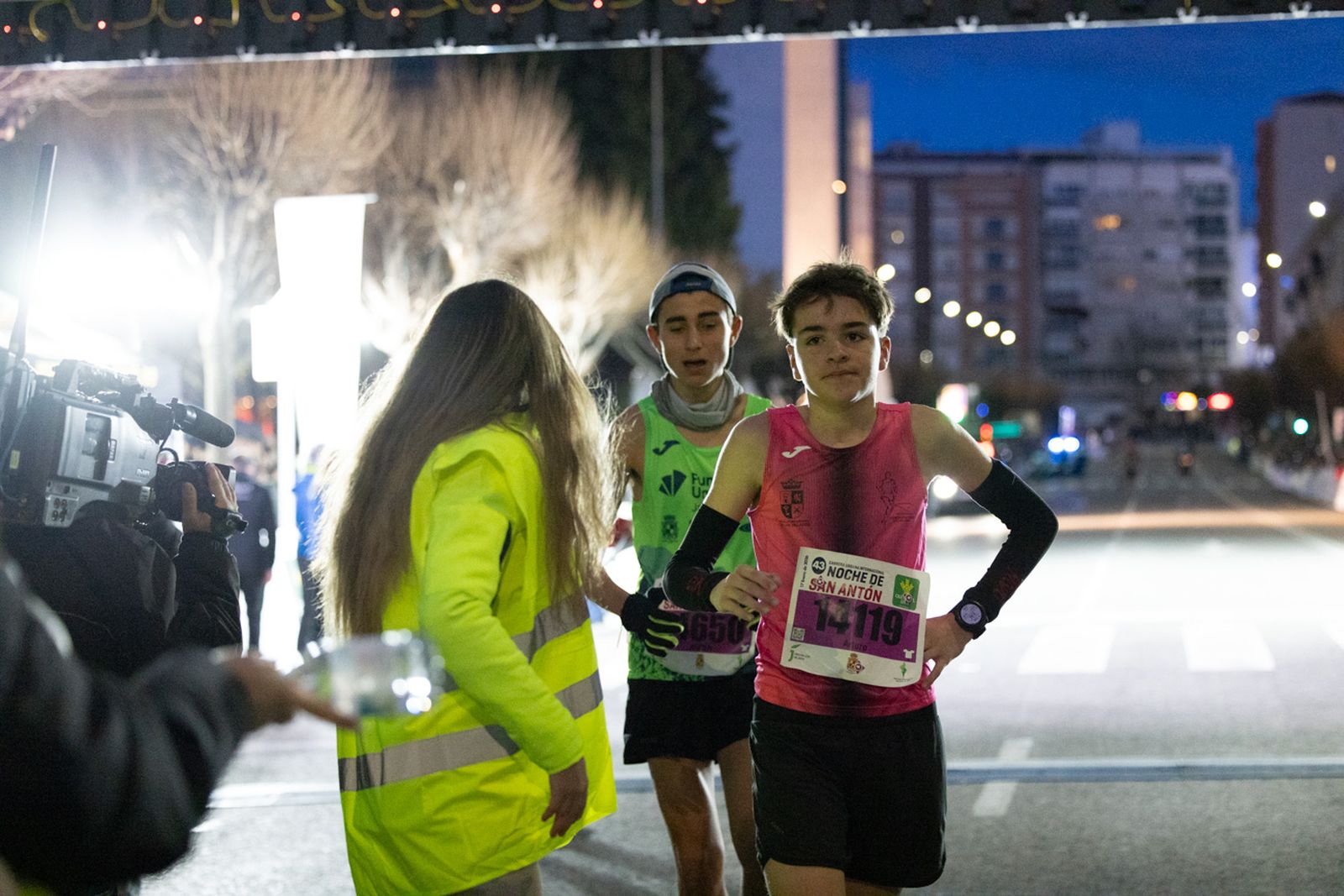 En imágenes: 2.000 atletas brillan con luz propia en la infantil de la Carrera de San Antón 2026