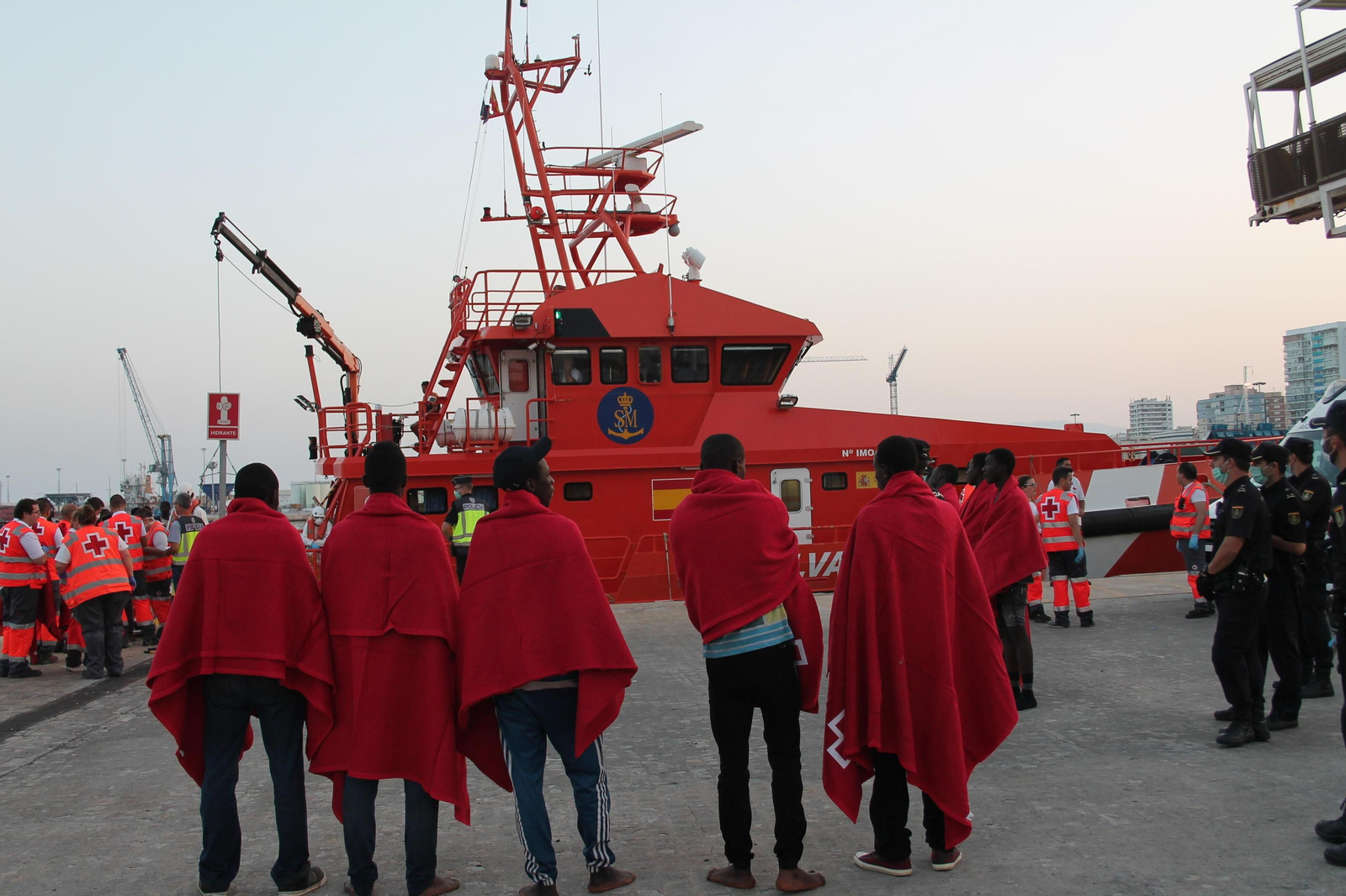 Inmigrantes atendidos en el puerto de Málaga, en una imagen de archivo.