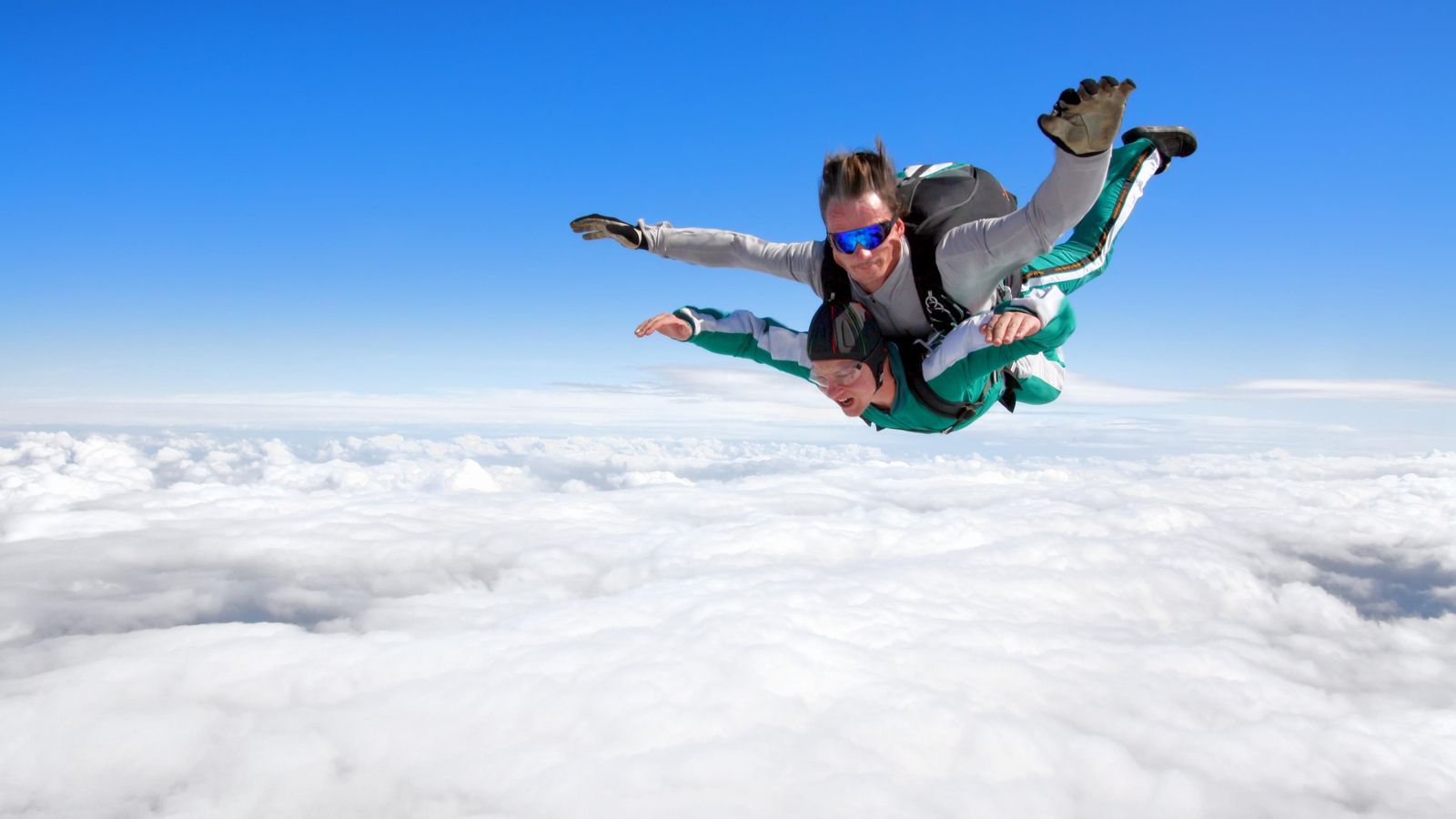 Volar en helicóptero y saltar en paracaídas.