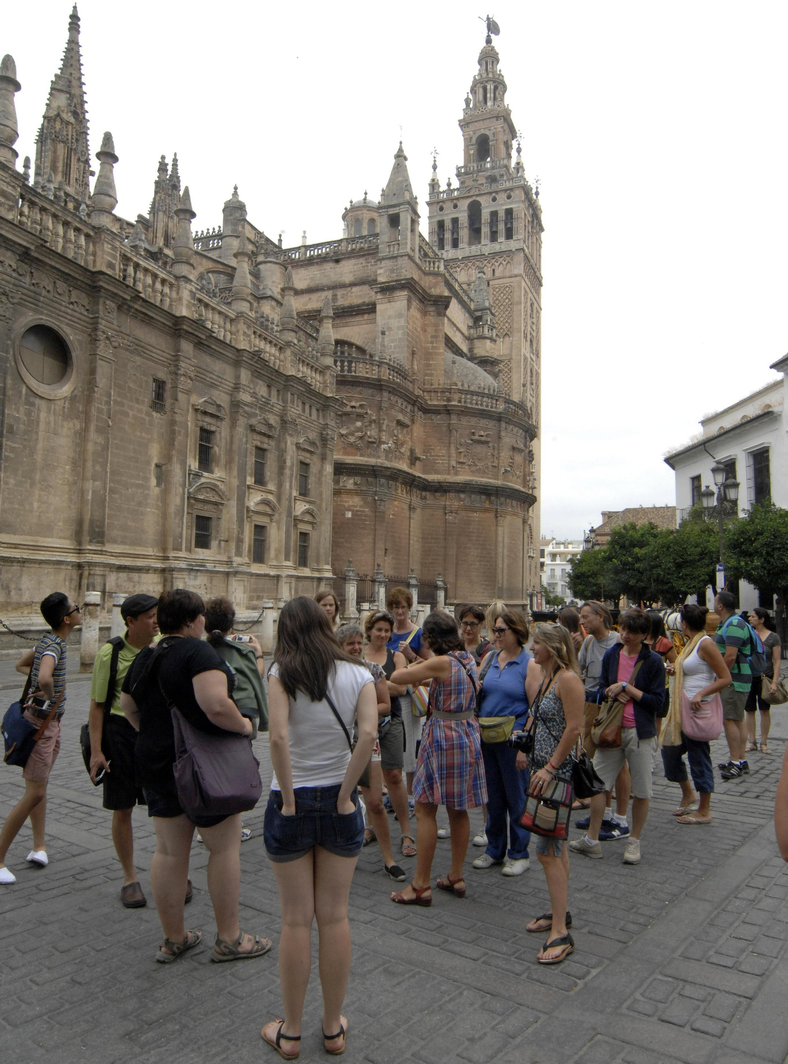 Un grupo de turistas en los alrededores de la Catedral.