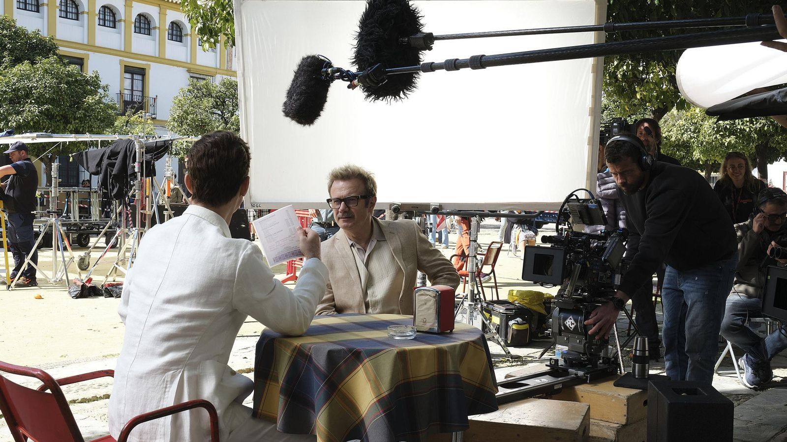 Pedro Alonso y Tristán Ulloa graban la segunda temporada de 'Berlín' en Sevilla