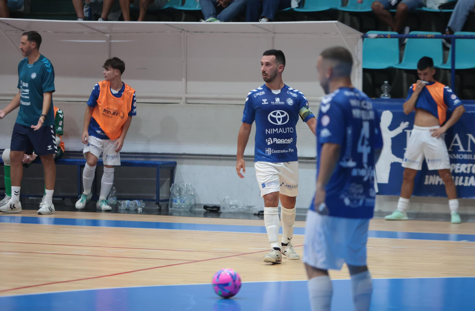 Imágenes del encuentro Xerez Toyota-Alchoyano en el Polideportivo Ruiz-Mateos de Jerez