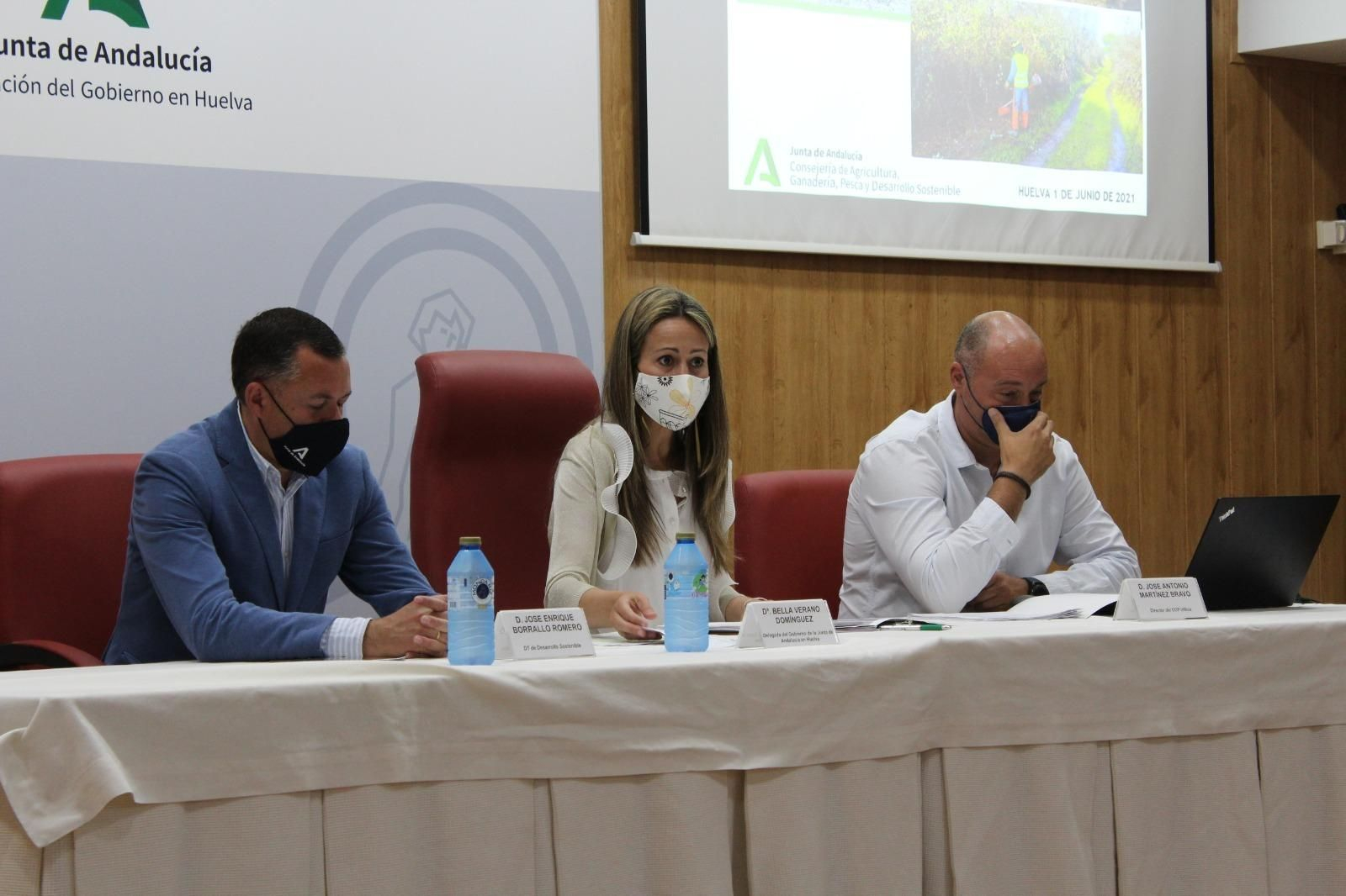 Bella Verano junto al delegado de Desarrollo Sostenible, José Enrique Borrallo; y el director del Centro Operativo Provincial (COP), José Antonio Martínez. Bella Verano junto al delegado de Desarrollo Sostenible, José Enrique Borrallo; y el director del Centro Operativo Provincial (COP), José Antonio Martínez.