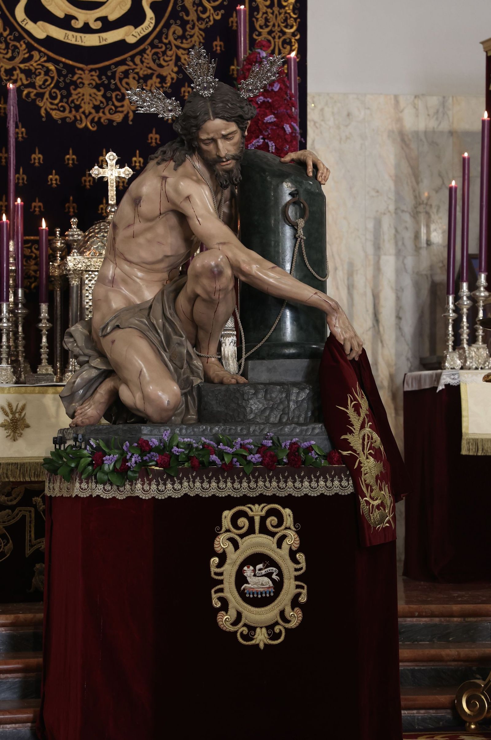 Primer besamanos al Santísimo Cristo de la Púrpura de la Hermandad de las Cigarreras
