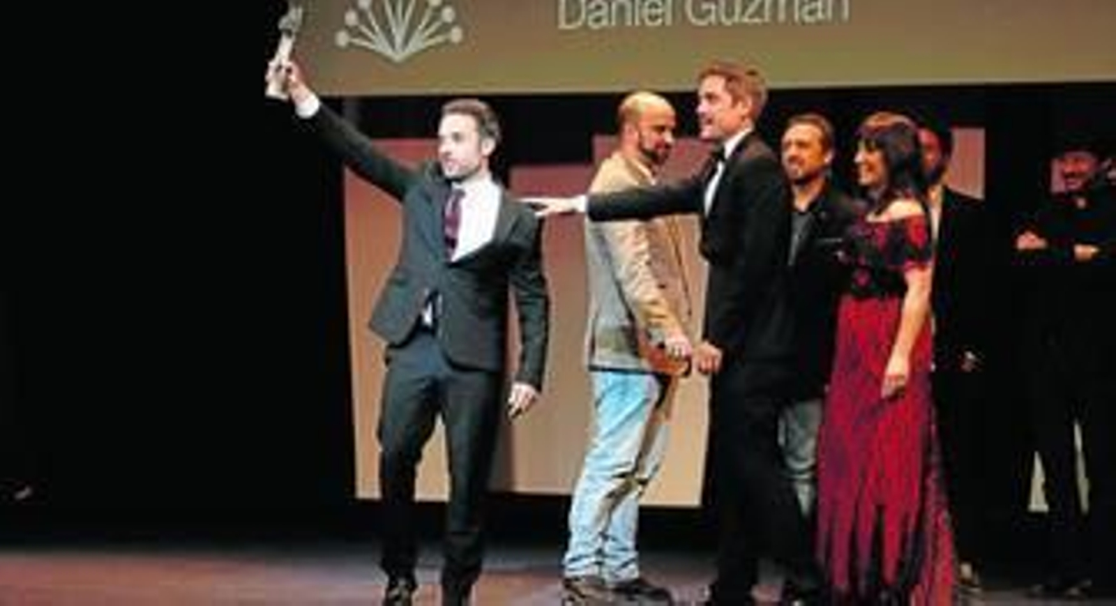 Daniel Guzmán brinda la Biznaga de Oro al público, junto al actor Unax Ugalde, ayer, en el Teatro Cervantes.