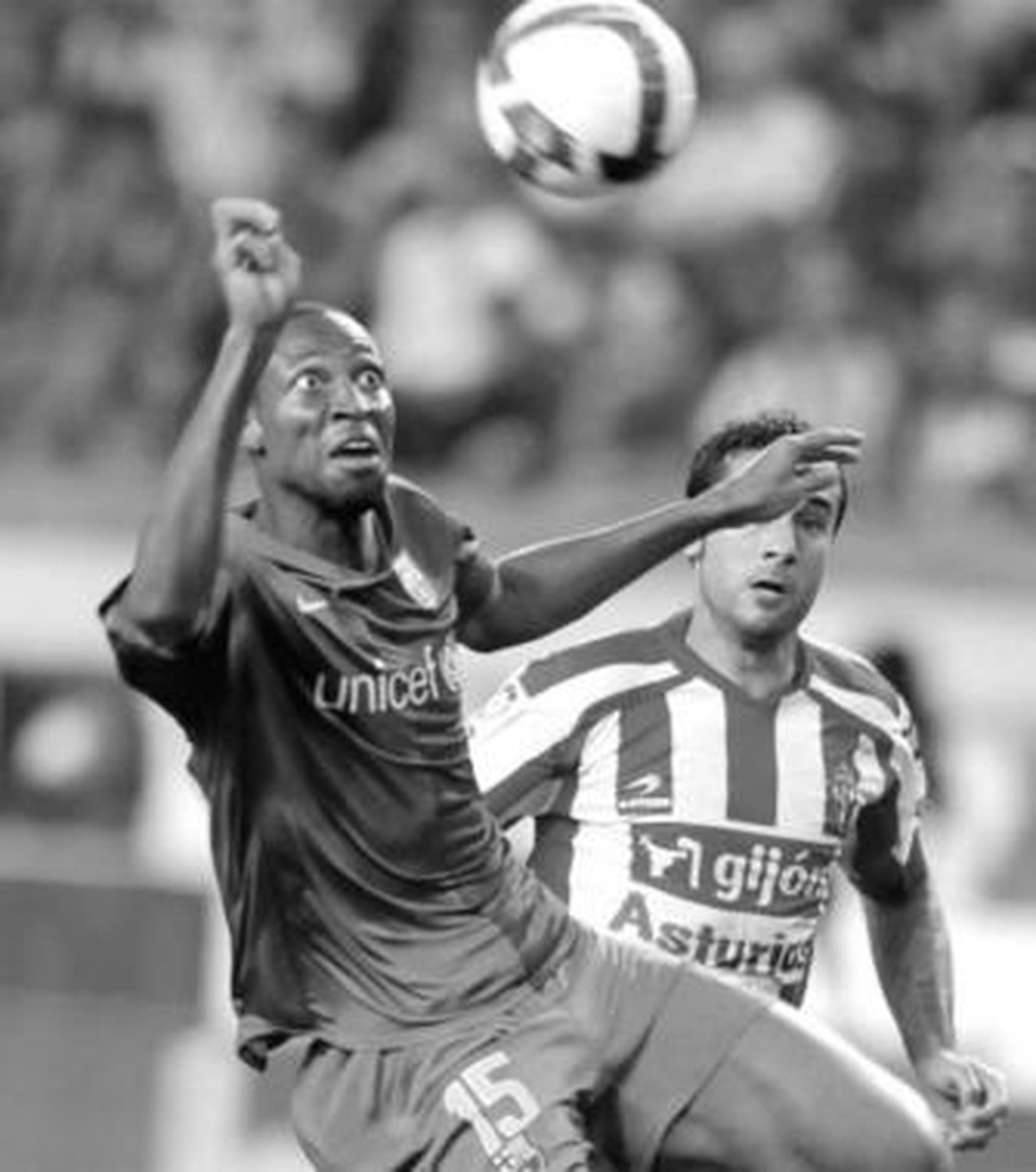 Keita remata de cabeza en presencia del sportinguista Sastre.