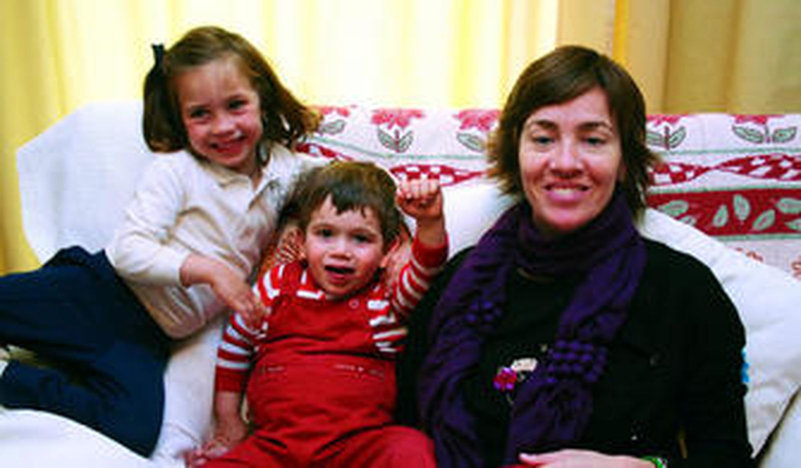Teresa bromea y disfruta con sus hijos.
