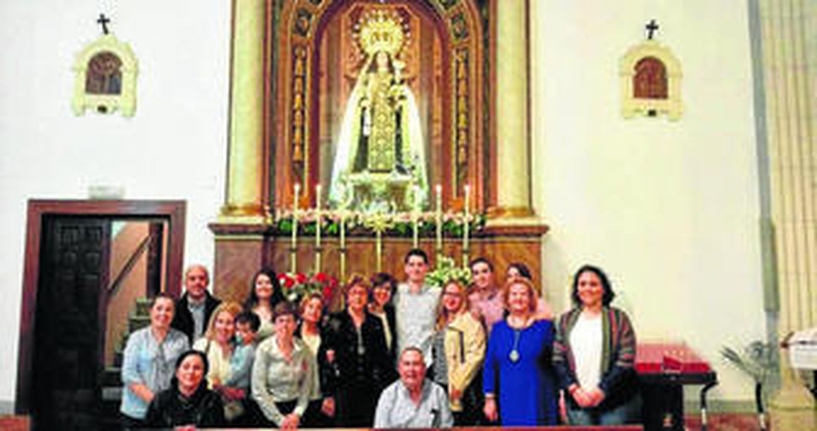 El nuevo Hermano Mayor de la Reina de las Huertas junto a familiares y amigos delante de la Virgen del Carmen.