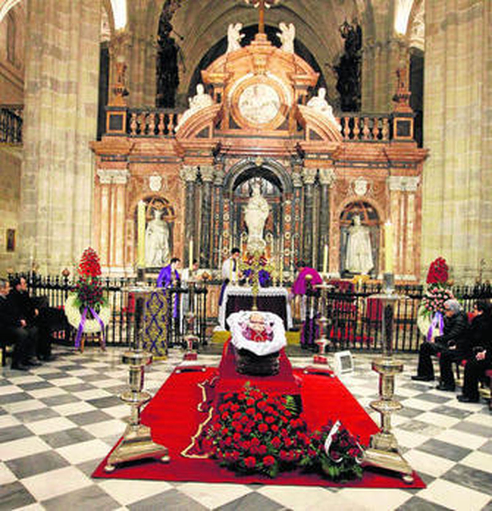 El féretro con los restos mortales del obispo emérito ayer en la catedral de Almería.