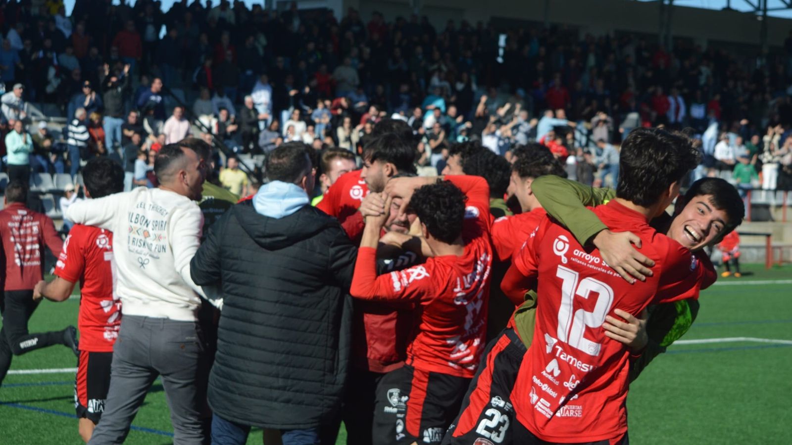 Los jugadores del Salerm celebran el gol de Marcos Pérez.
