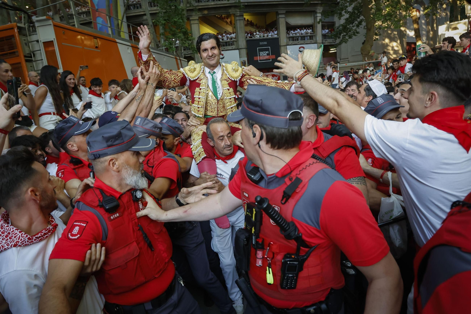 Morante, con dos grandes estocadas, sale por la Puerta del Encierro de Pamplona.