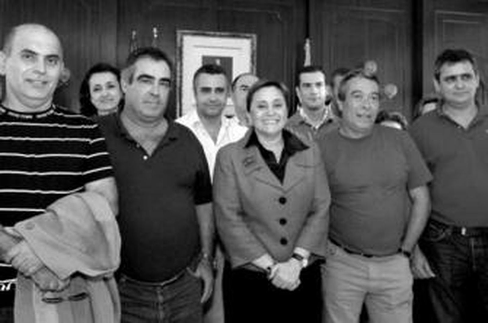 La alcaldesa de Isla Cristina, María Luisa Faneca, y el resto de los compañeros recibieron ayer a José Carrasco.