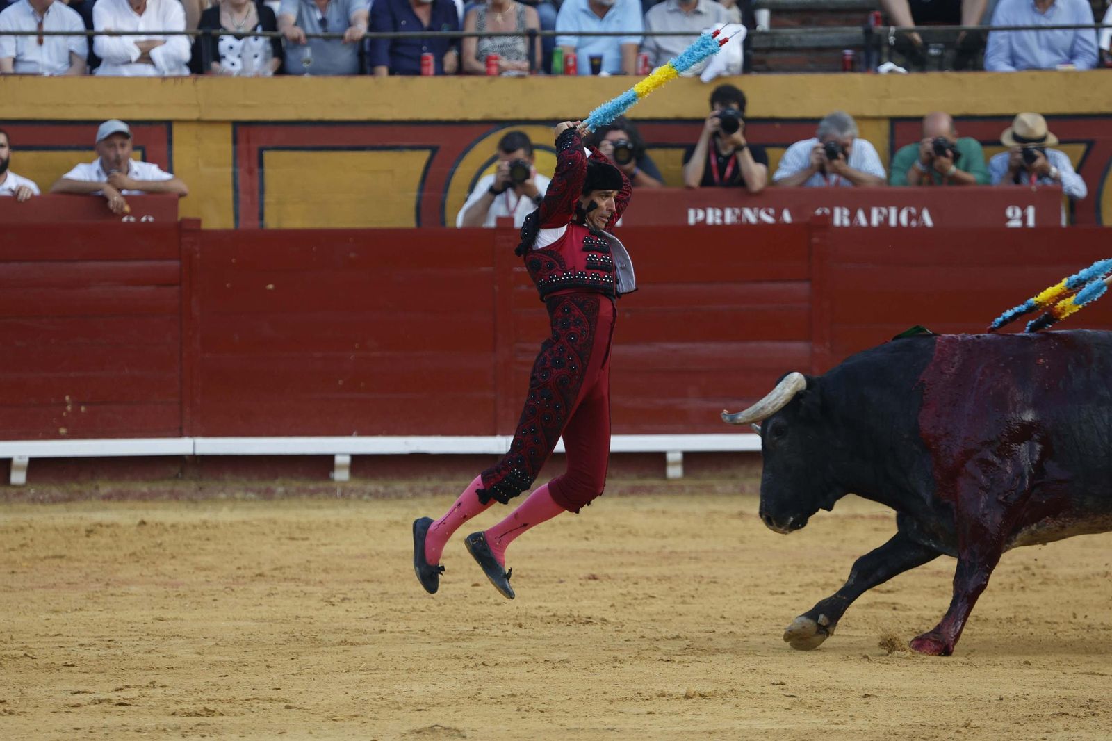 Una decepcionante corrida de Miura con Esaú Fernández a hombros cierra Algeciras