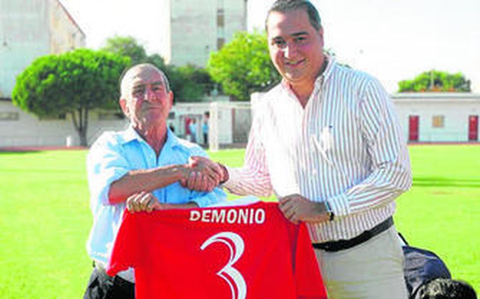 Representantes de la Balona, con Alfredo Gallardo, Ismael Chico y Rafa Escobar, ayer en el tanatorio.