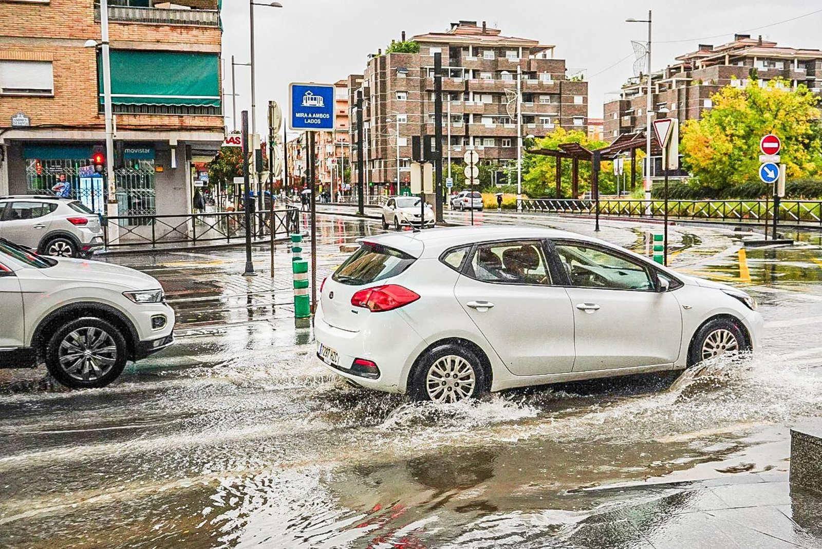 Galería | El agua toma la ciudad de Granada como consecuencia de la Dana