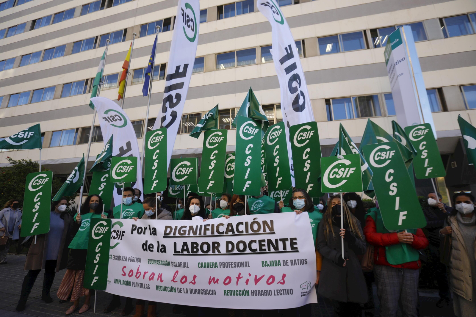 Miembros de CSIF ante las puertas de la Delegación de Educación en Córdoba. Miembros de CSIF ante las puertas de la Delegación de Educación en Córdoba.