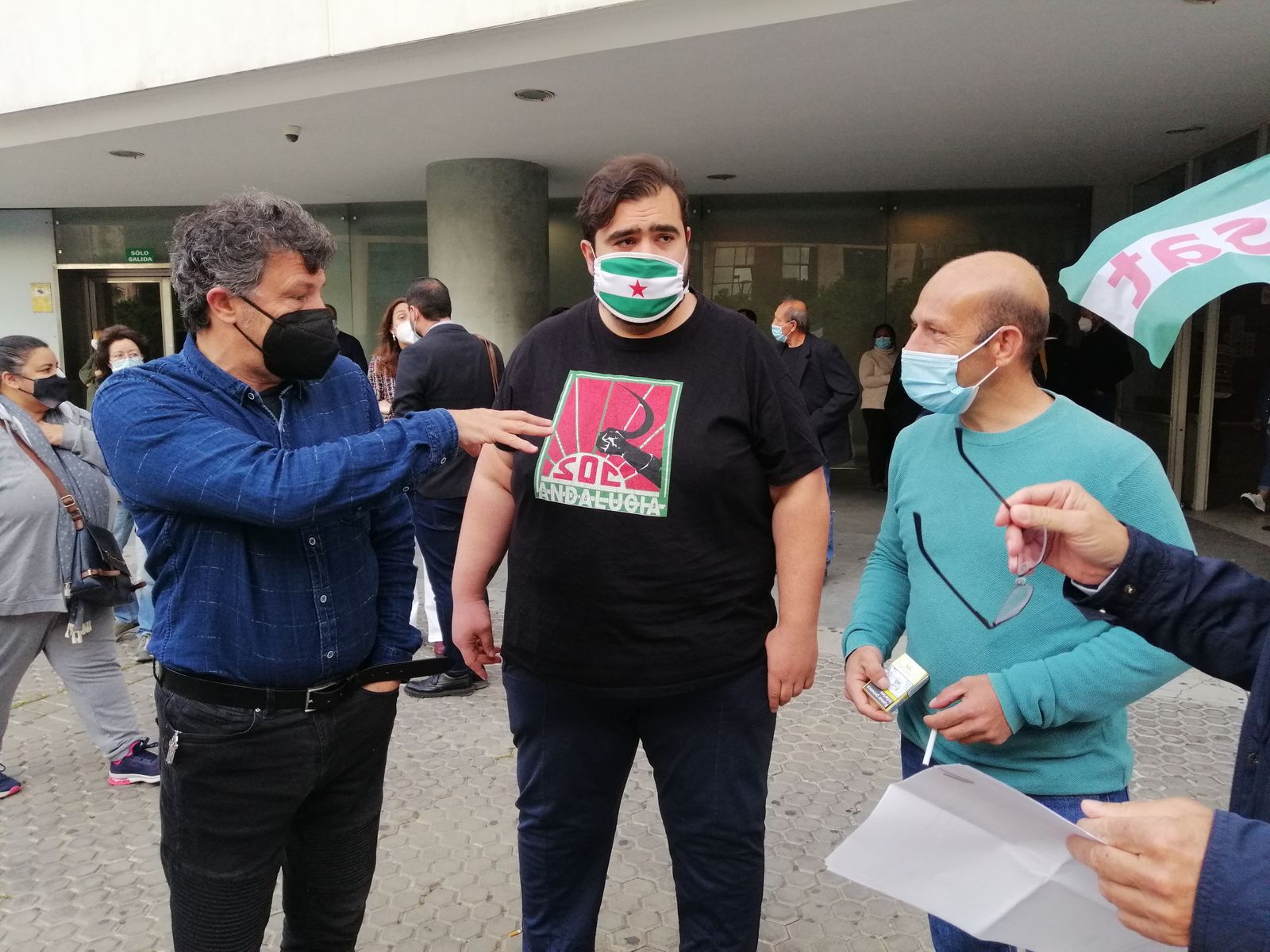 En el centro de la imagen, el portavoz del SAT, Óscar Reina, durante la concentración.