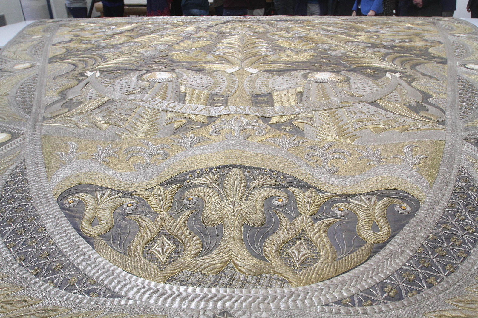 El manto de la Virgen de los Ángeles ya restaurado, en imágenes