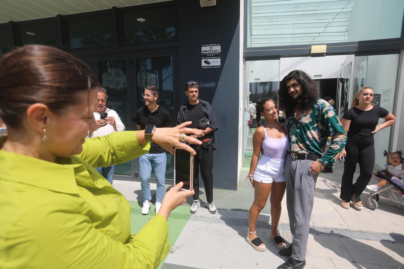 El cantaor flamenco Israel Fernández visita el Museo Camarón en San Fernando