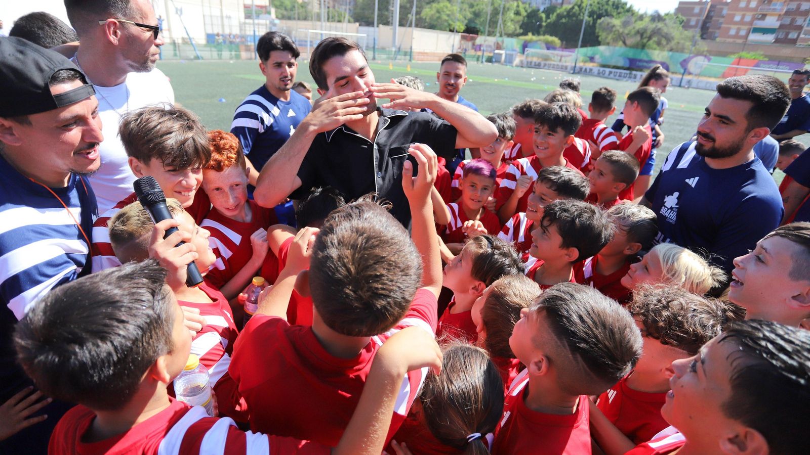 La visita de Brahim Díaz a su campus, en fotos