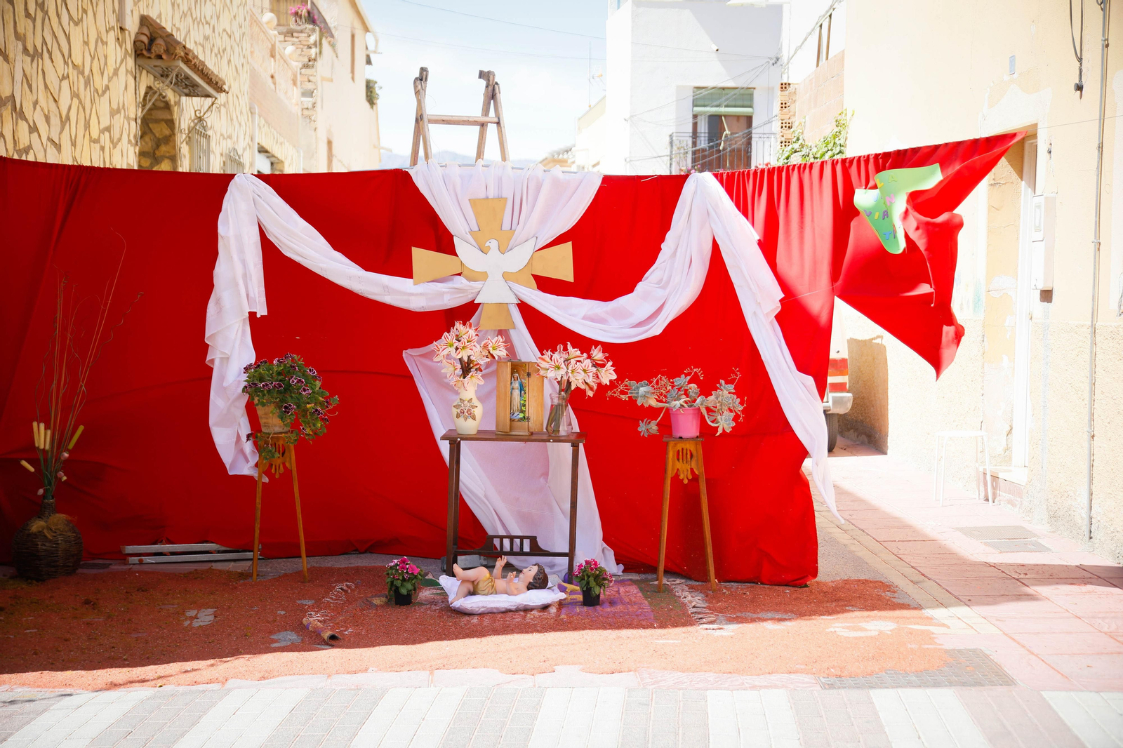Así es la gran alfombra de serrín para que levite la Virgen de Fátima de Tíjola