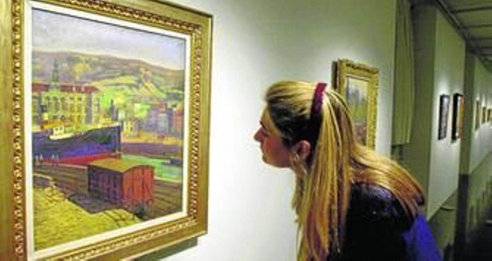 Una visitante observa una obra de Darío de Regoyos (1857-1913).