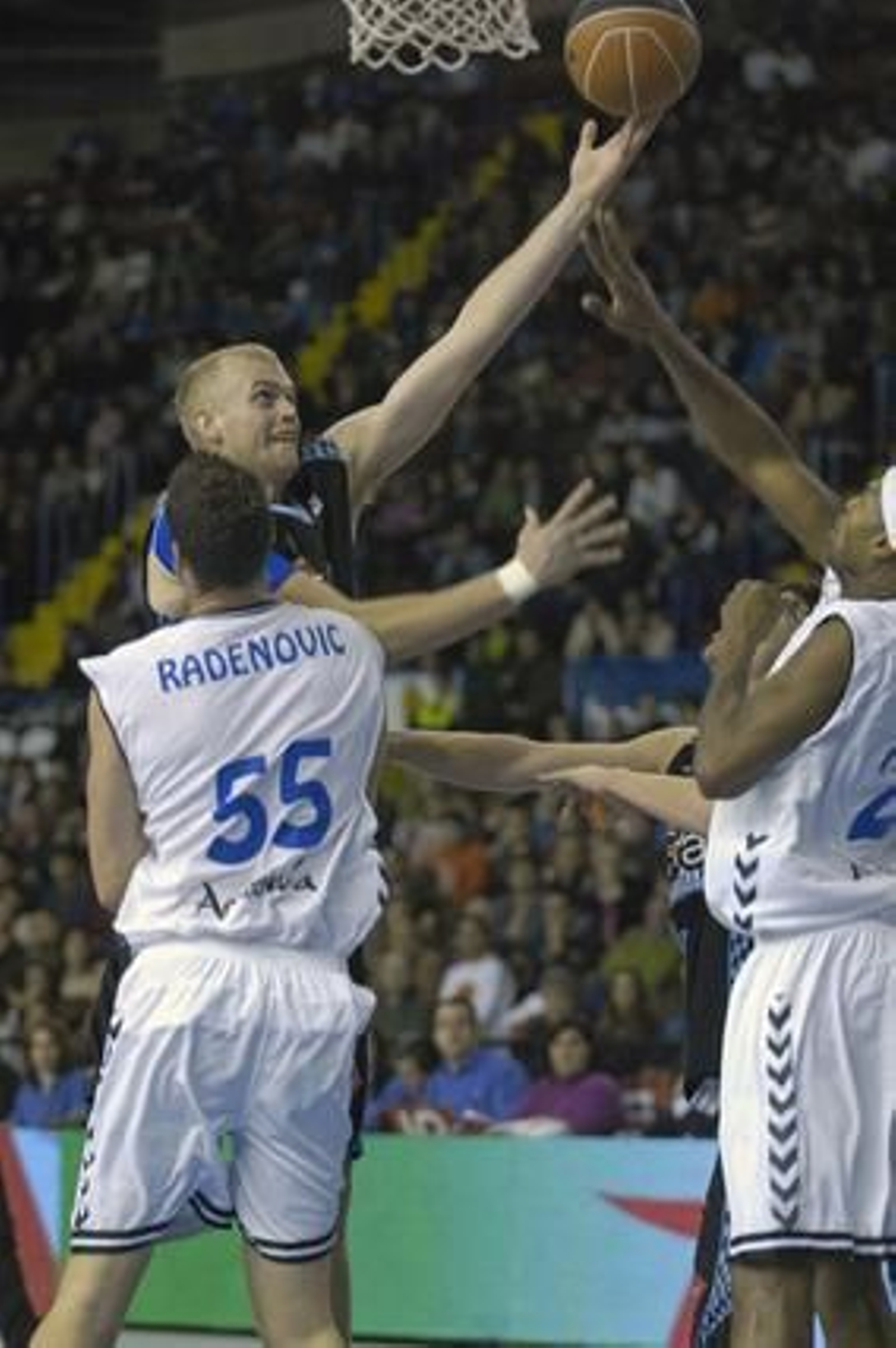Radenovic evita que Clark enceste el balón.

Foto: Manuel Gómez
