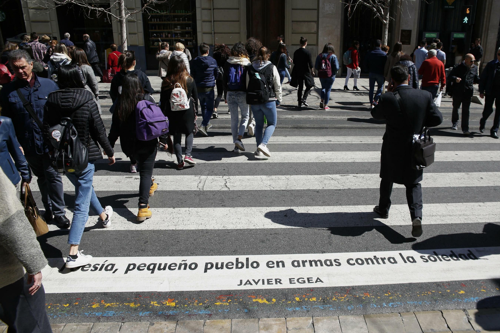 Granada llena de versos sus pasos de cebra en el Día Mundial de la Poesía