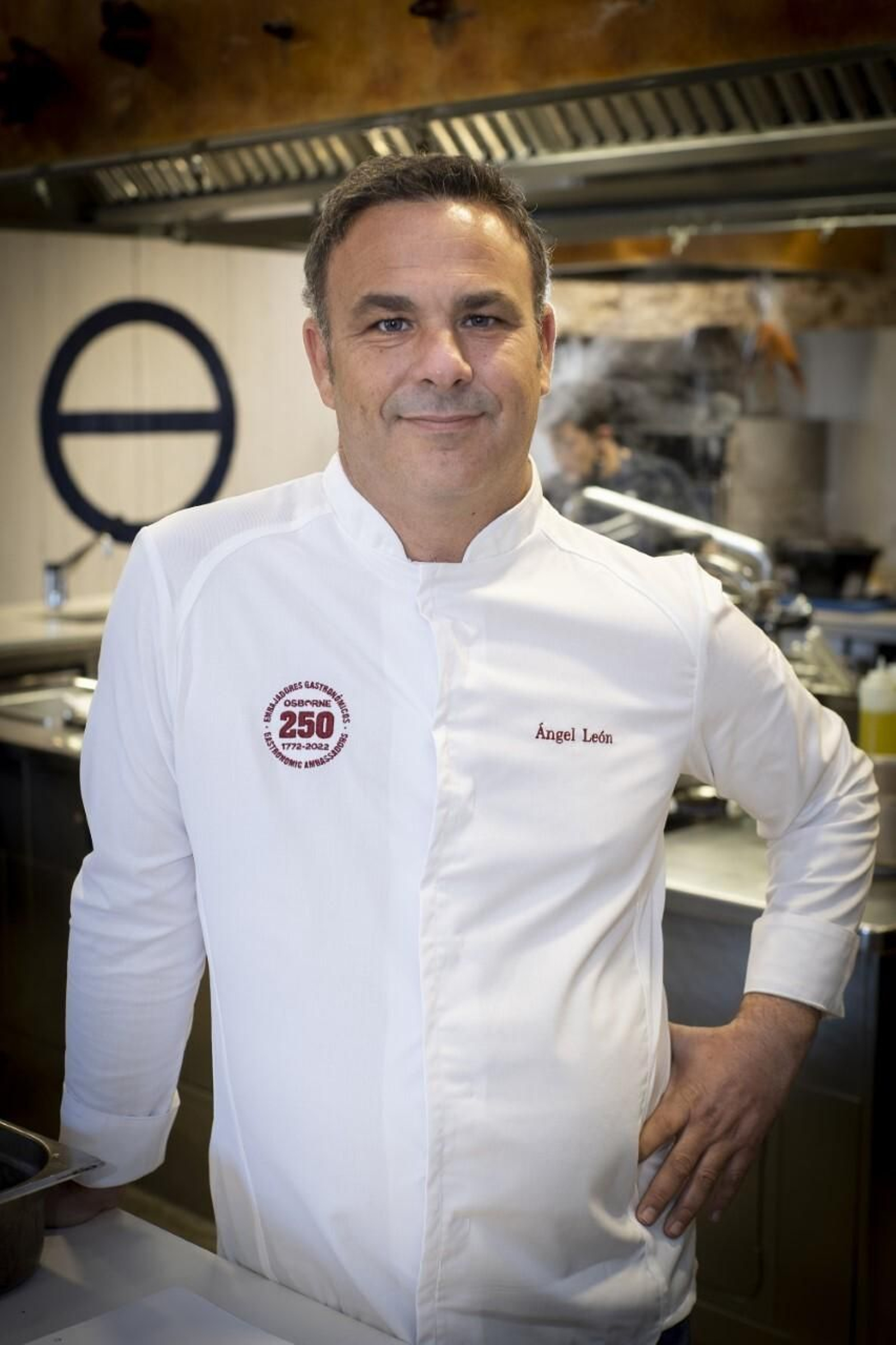 El chef Ángel León con el logo del 250 aniversario de Osborne en la chaquetilla.