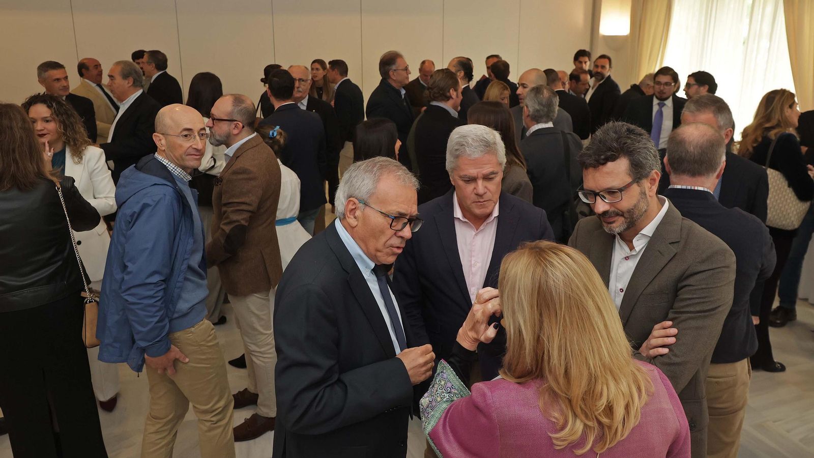 Parte del público asistente al desayuno-coloquio de Europa Sur y Olivia Energy Group, durante el café de bienvenida.