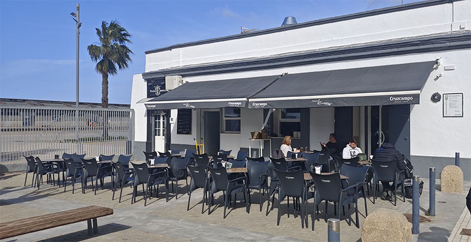 Terraza del bar La Campana.