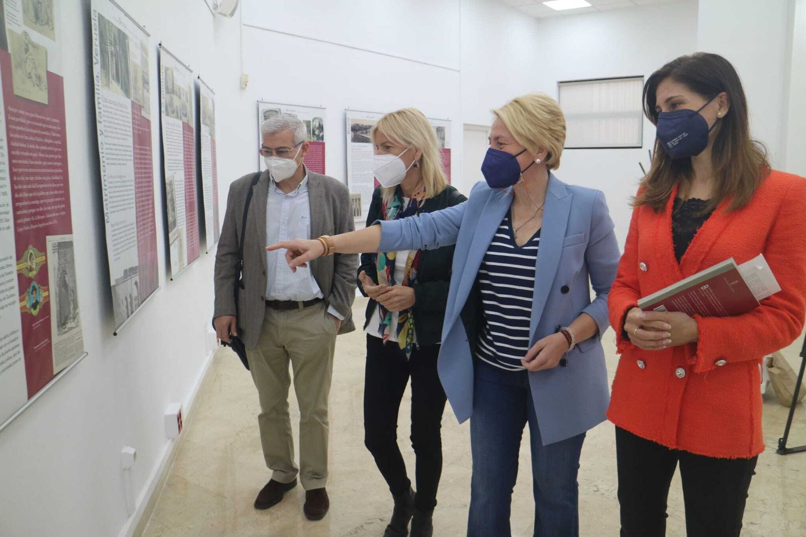Eloisa Cabrera y Emilia Recio durante la inauguración de la exposición en la Villaespesa.