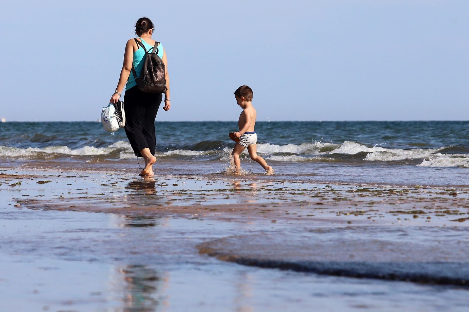 Imágenes de la playa de Punta Umbría en la fase 1 de la desescalada