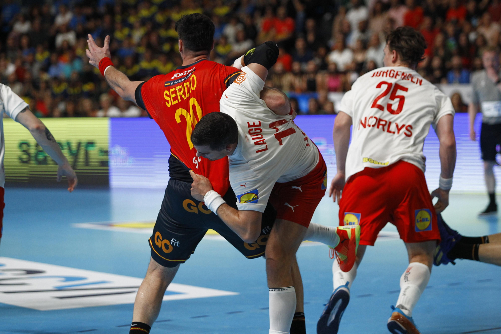 Imágenes del España-Dinamarca de la EHF Euro Cup de balonmano, en Almería