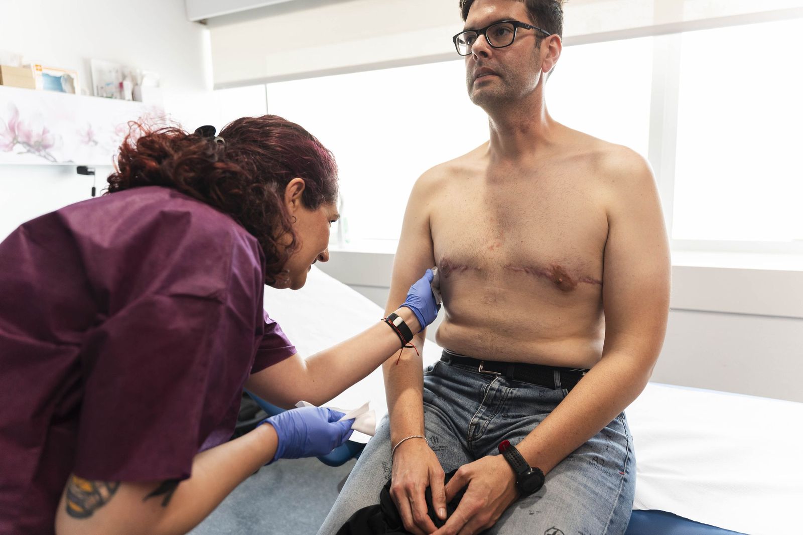 Un tratamiento de micropigmentación por mastectomía en un hombre, en imágenes