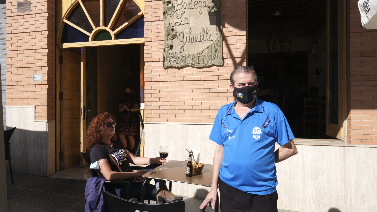 Juan Verdegay en la puerta de su negocio, 'La Gitanilla'.