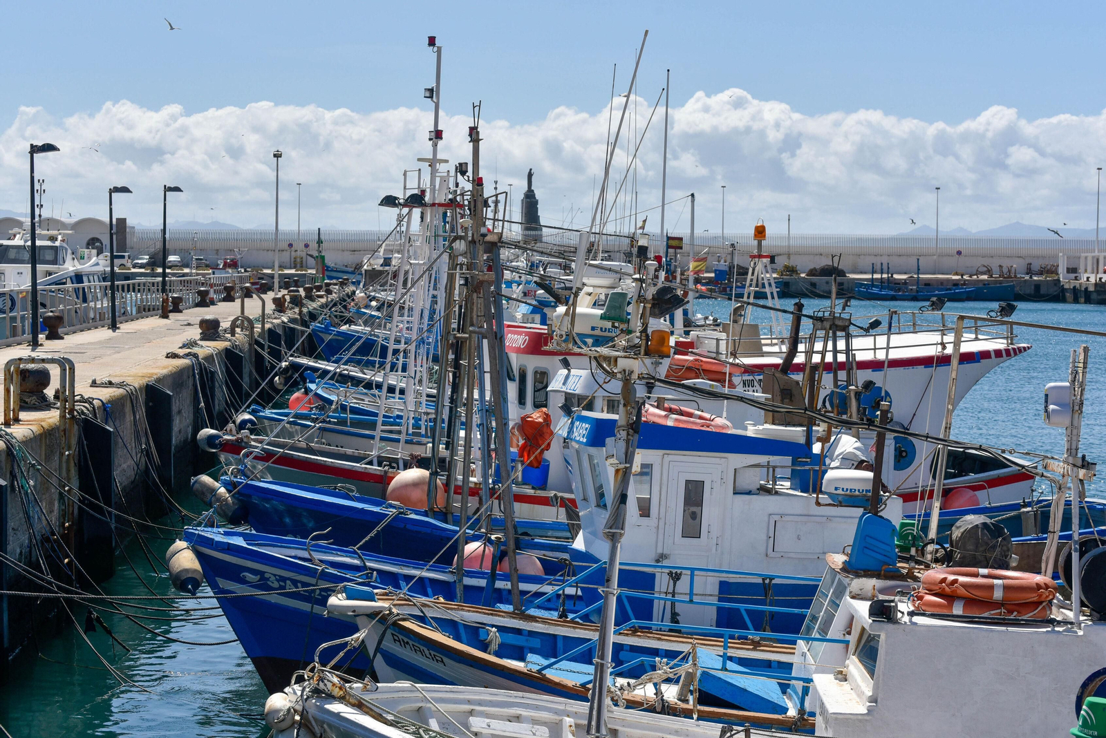 Barcos atracados en el Puerto de Tarifa.