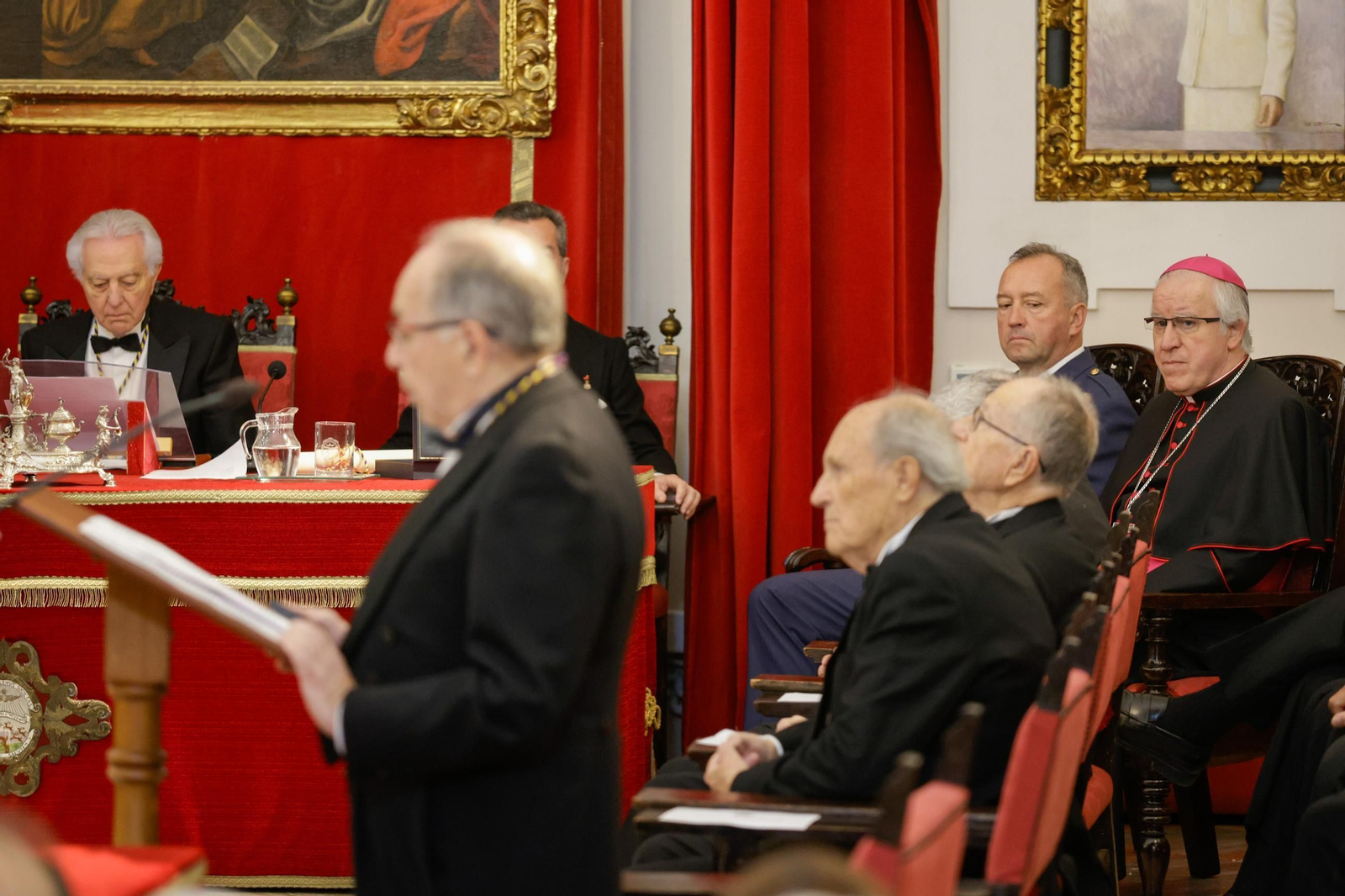 Las imágenes del ingreso como académico de Erudición en la academia de Medicina del arzobispo José Ángel Saiz Meneses