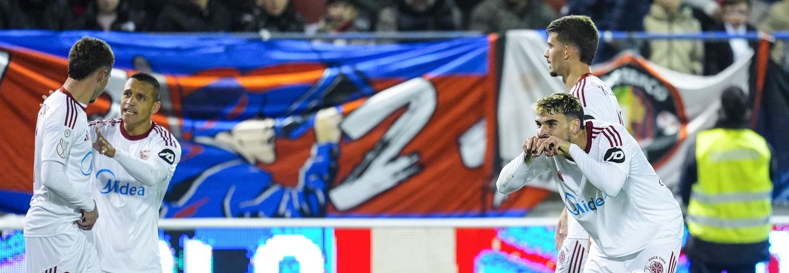 Isaac celebra el segundo gol sevillista contra el Extremadura.