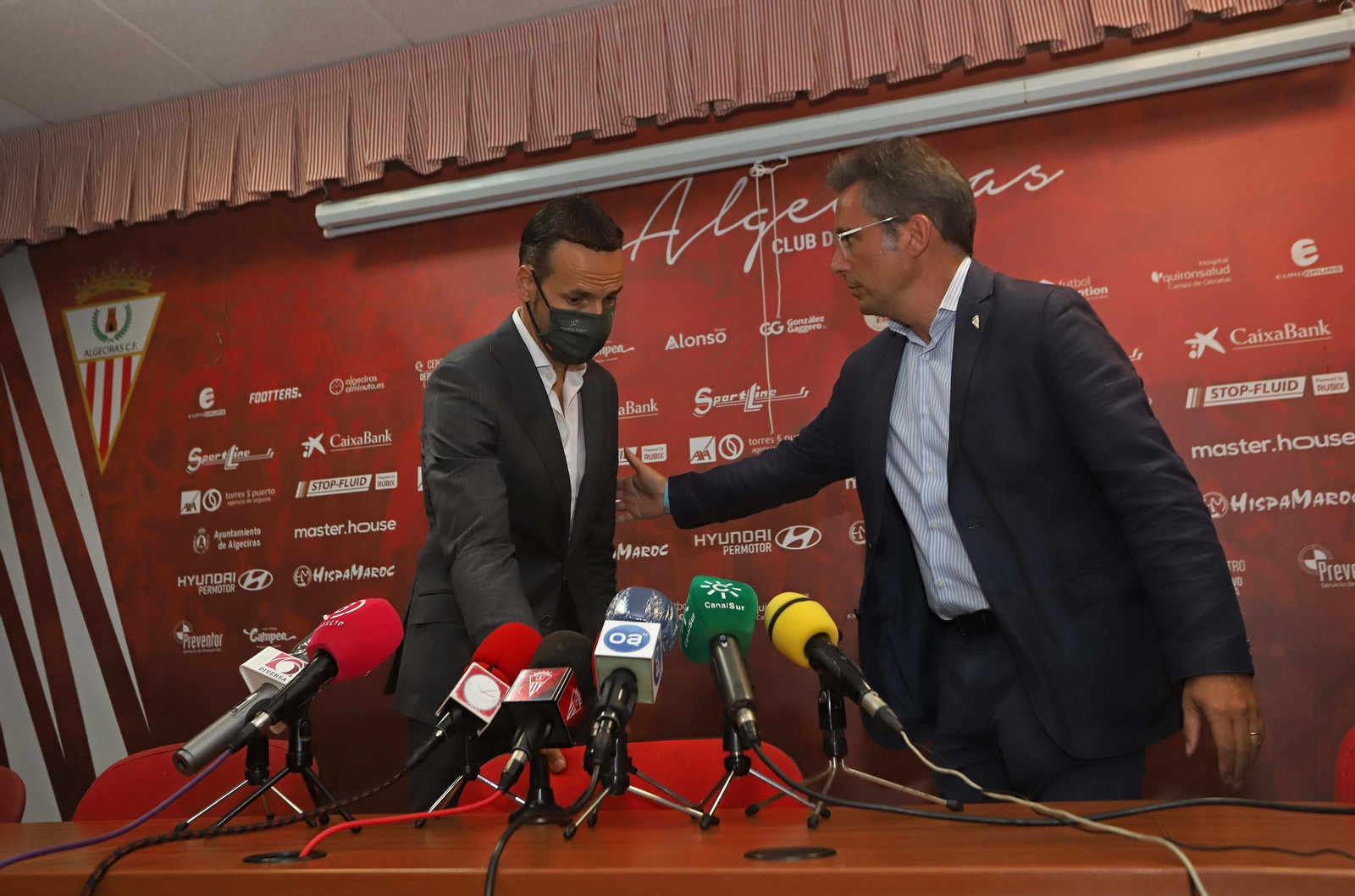 Nicolás Andión cede el asiento a Félix Sancho en una rueda de prensa.
