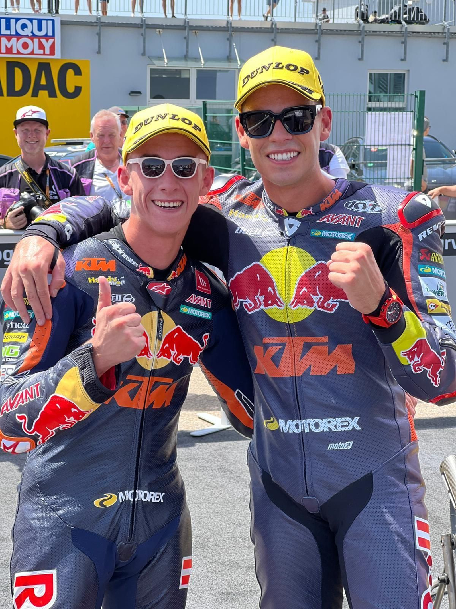 Augusto Fernández y Pedro Acosta celebran su éxito en Alemania.